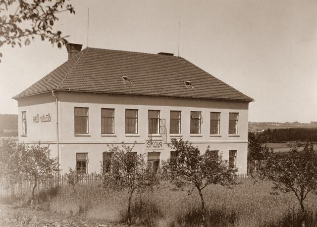 MÍSTA V KRAJI – KOMUŠÍN