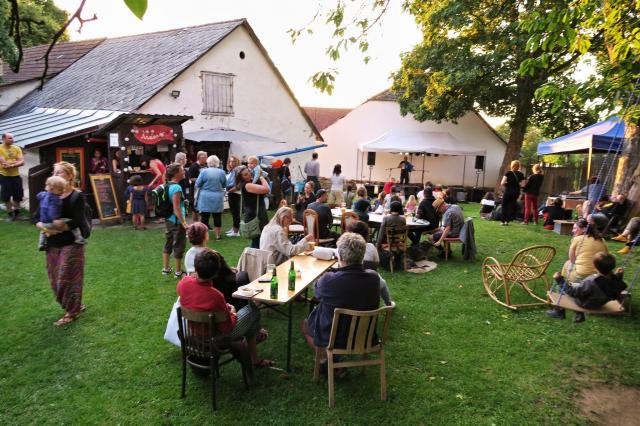 Hudební festival na dvorečku v Krušlově