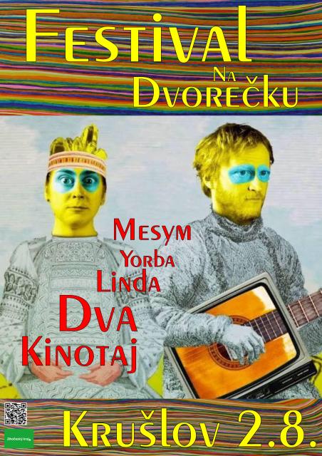 Hudební festival na dvorečku.