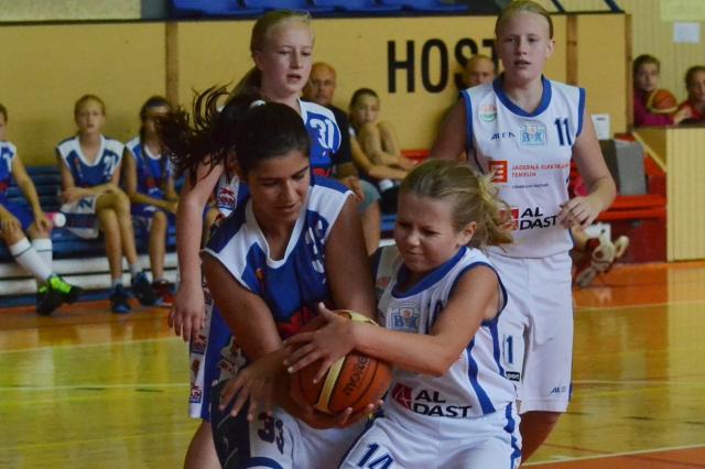 Zdařilý turnaj starších minidívek v basketbalu