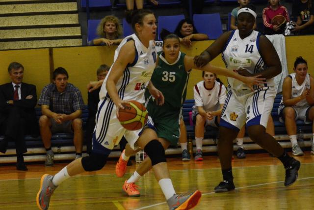 Extraligové basketbalistky zahájily novou sezonu vítězně.